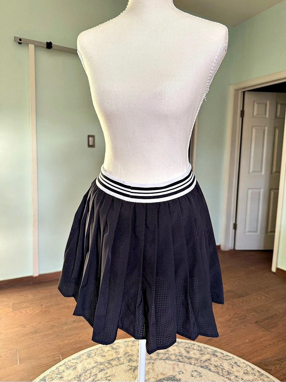 Avia Women's Short Black & White Size Medium Like New